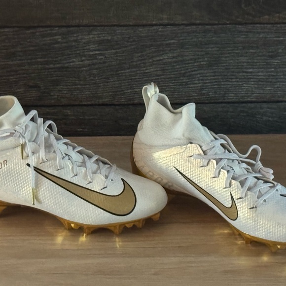 Nike Men's White and Gold Athletic Cleats - Picture 2 of 4
